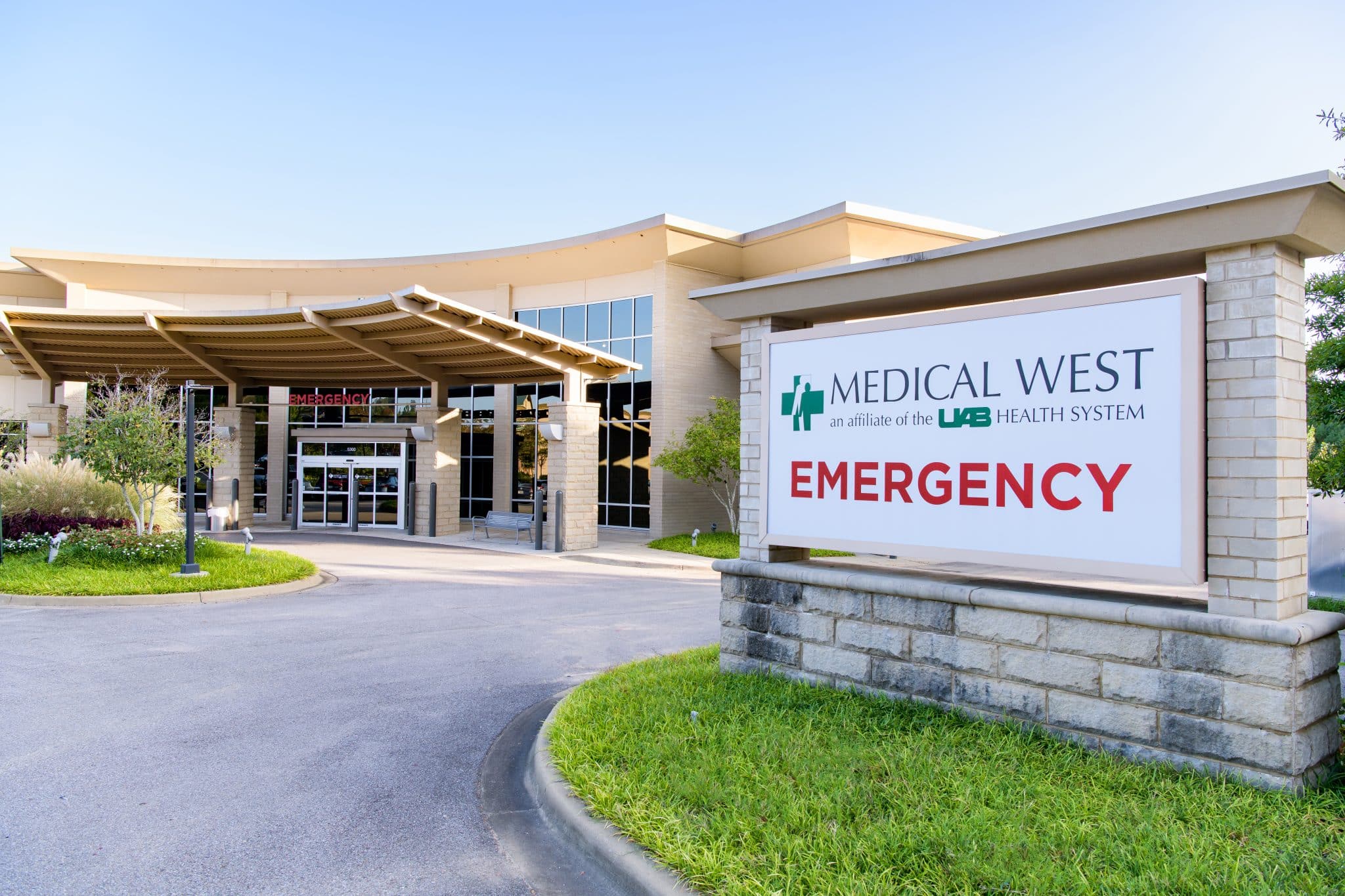 A photo of the UAB Medical West Emergency Room sign and entrance in Bessemer, AL.